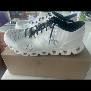 US SIZE 9 CLOUD X SNEAKER